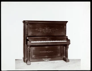 Newby und Evans Piano Co.によるピアノ、1907年（銀ゼラチンプリント）